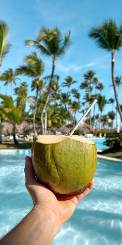 Coco fresco junto a piscina en República Dominicana