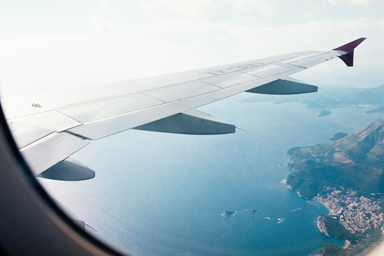 Vista aérea desde un avión sobre las nubes